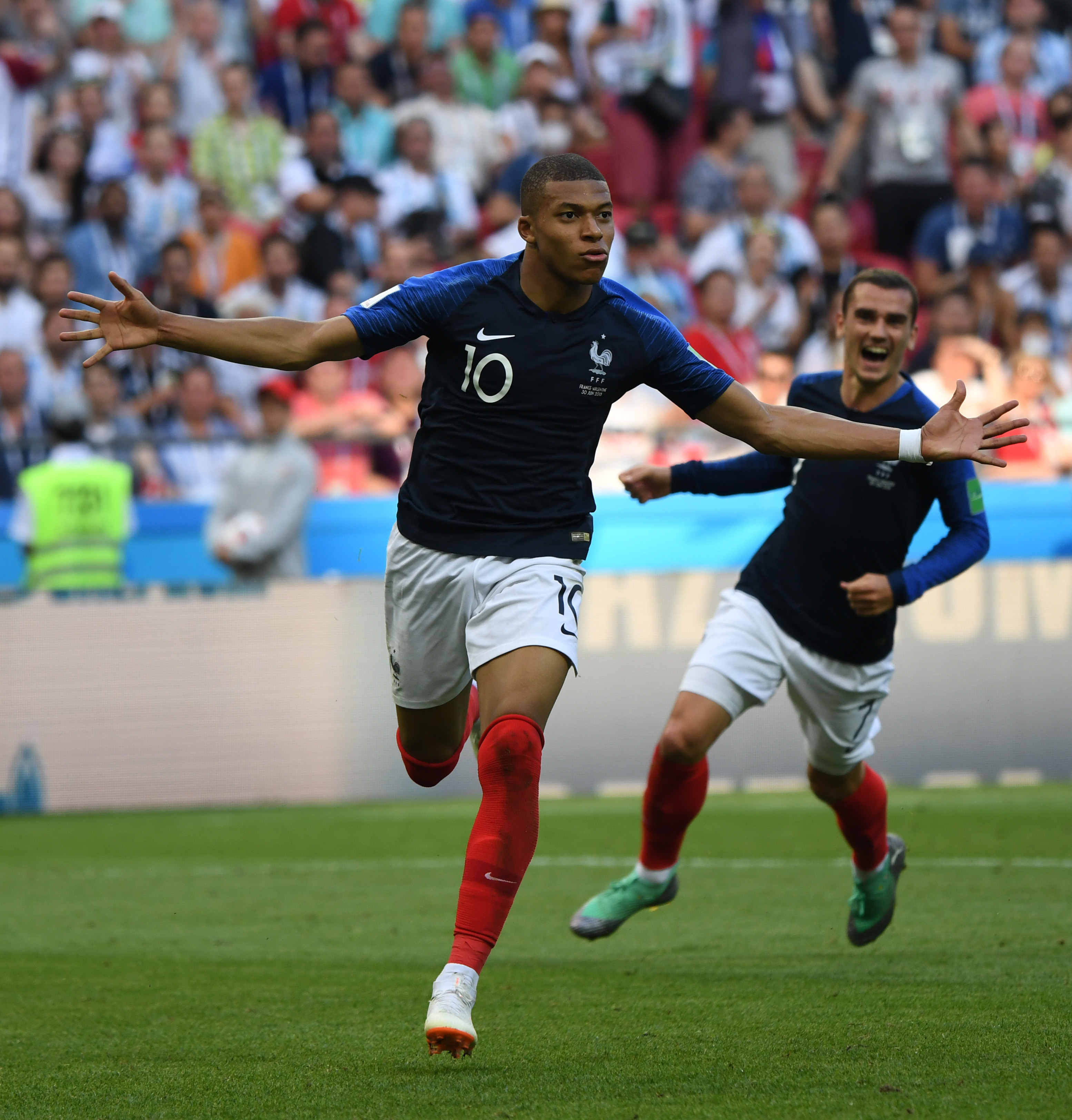 太开心了，马斯切拉诺赛后发布会上遭球员们啤酒浴“突袭”（赛后发布会大欢乐：球员突袭为马斯切拉诺献上啤酒浴）