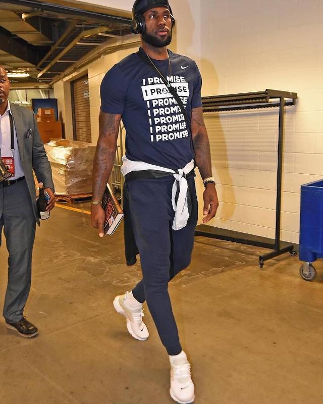 足球周刊：刘若钒曾想回成都却被徐正源拒绝，后获里卡多、穆斯卡特赏识（足球周刊：刘若钒曾欲回归成都遭徐正源拒绝，随后得到里卡多与穆斯卡特青睐）