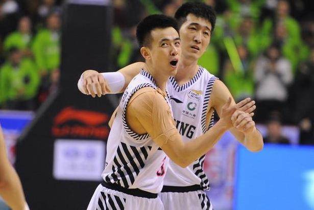 随阿根廷队在西班牙公开训练，梅西：感谢今天到场的所有人（阿根廷队在西班牙进行公开训练课，梅西向到场观众致谢）