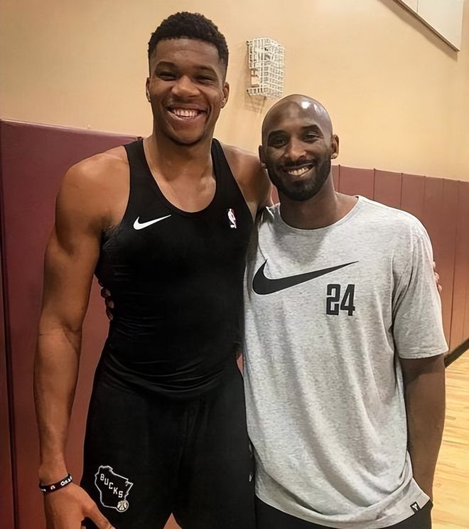 跟队记者：阿莱格里明确要求冬窗买前锋；米兰没考虑齐尔克泽（随队记者：阿莱格里要求冬窗引进前锋，米兰暂未考虑齐尔克泽）