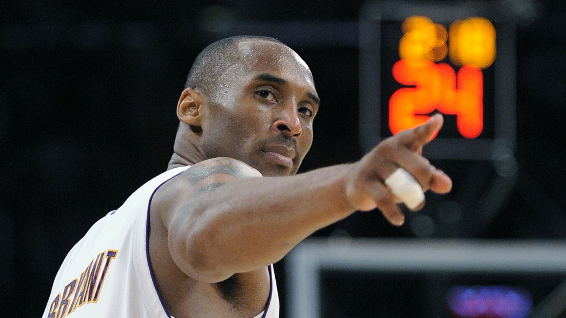 传奇怒喷萨拉赫：耻辱！1年2次开炮，难比梅罗+是利物浦成就了他（名宿痛斥萨拉赫：耻辱！一年两次开炮，难与梅罗比肩，是利物浦成就了他）