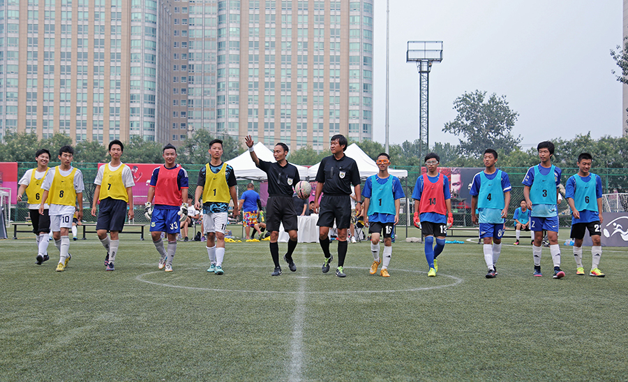 解说员：当年内维尔和我一起解说，托雷斯进球时他发出了怪声（解说员回忆：与内维尔同台时，托雷斯破门他突然发出怪叫）