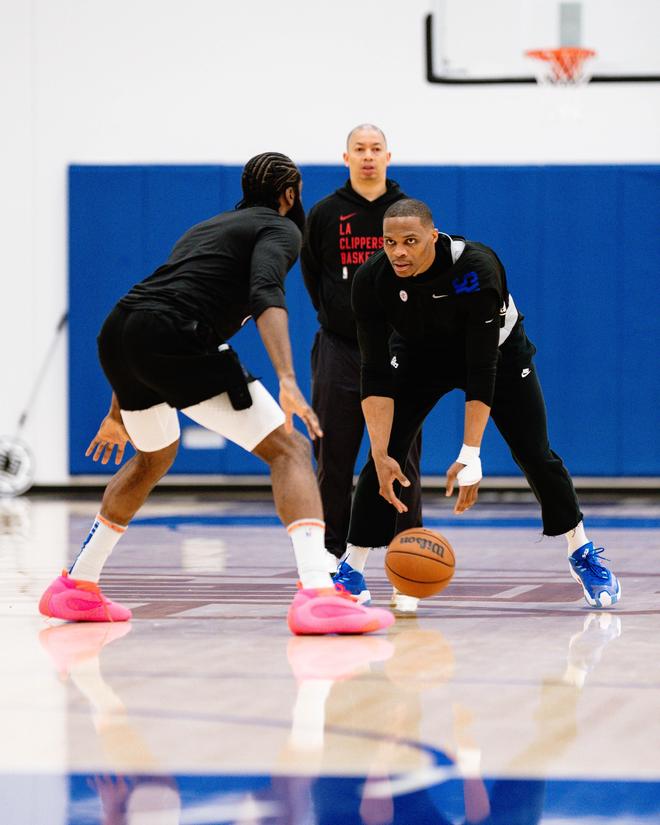 名记：字母哥即将得到3亿美元续约，各队高管对此有些犹豫（名记：字母哥或将达成3亿美元续约，多队高管态度谨慎）