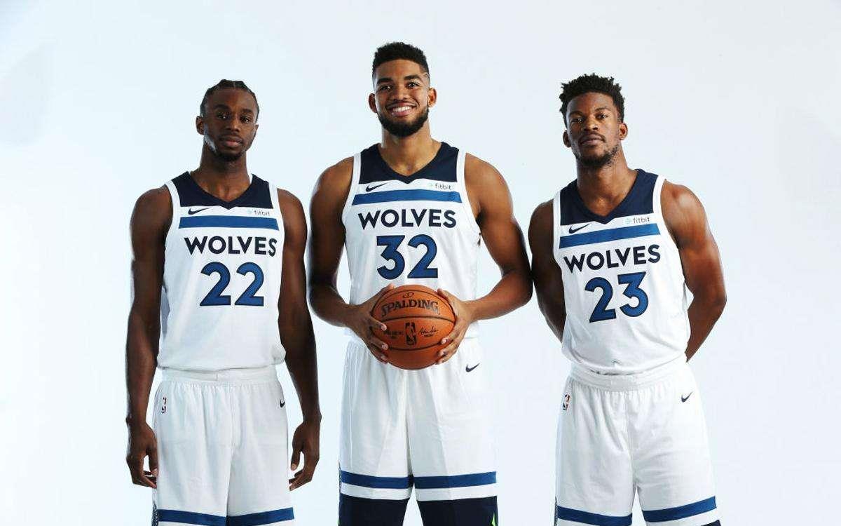 曼联客战狼队首发：库尼亚领衔战旧主、姆伯莫、B费先发（曼联客场对阵狼队首发出炉：库尼亚领衔战旧主，姆伯莫与B费先发）