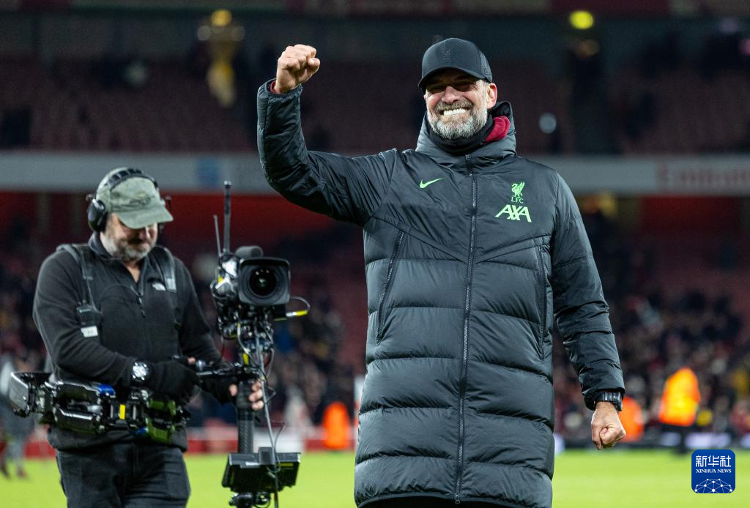 全北助教对主裁做出种族歧视动作遭到重罚。提前夺得...（全北助教因对主裁做出涉嫌种族歧视手势被严惩，球队提前夺得…）