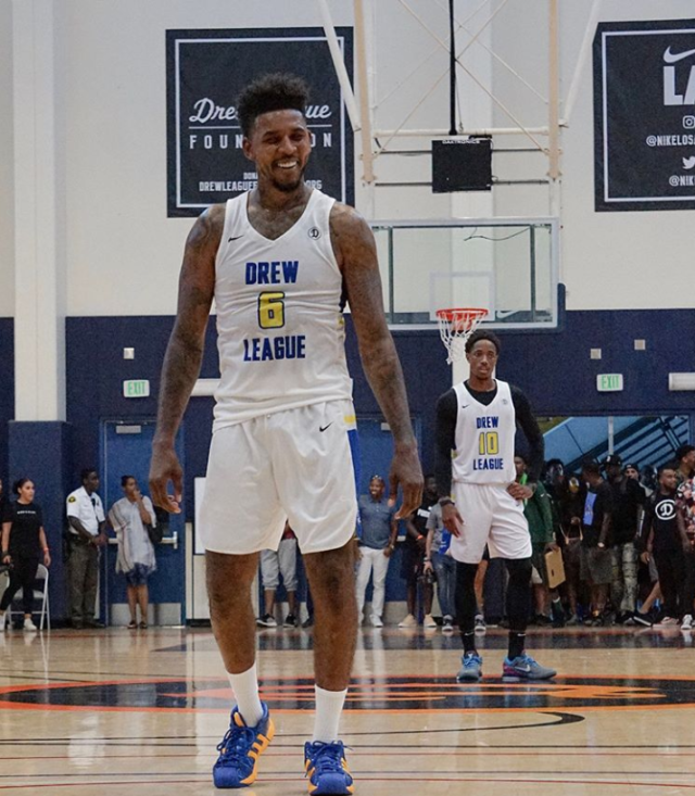 巴萨官方：受大雾影响，球队客战贝蒂斯的航班延误一小时（巴萨官宣：大雾致球队赴客战贝蒂斯航班延误一小时）