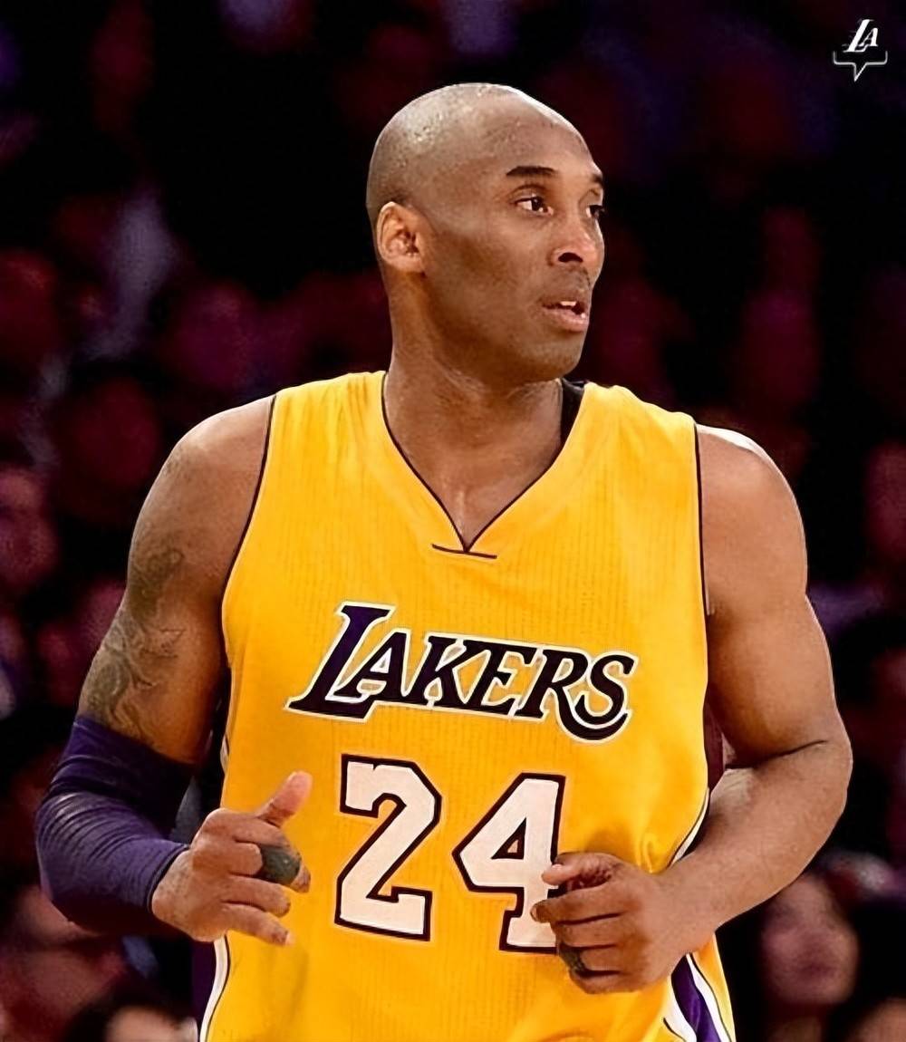 C罗在沙特联赛首秀中上演绝杀，以一记精彩倒钩射门击败对手，助力利雅得胜利领跑积分榜。（沙特联赛处子秀，C罗倒钩压哨绝杀，助利雅得胜利登顶积分榜）