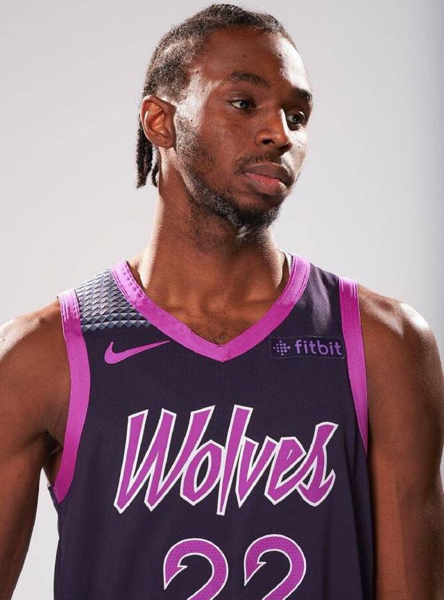 扑救率85.2%场均丢球0.57，斯维拉尔两项数据五大联赛门将第一（斯维拉尔以85.2%扑救率和场均0.57失球领跑五大联赛门将）