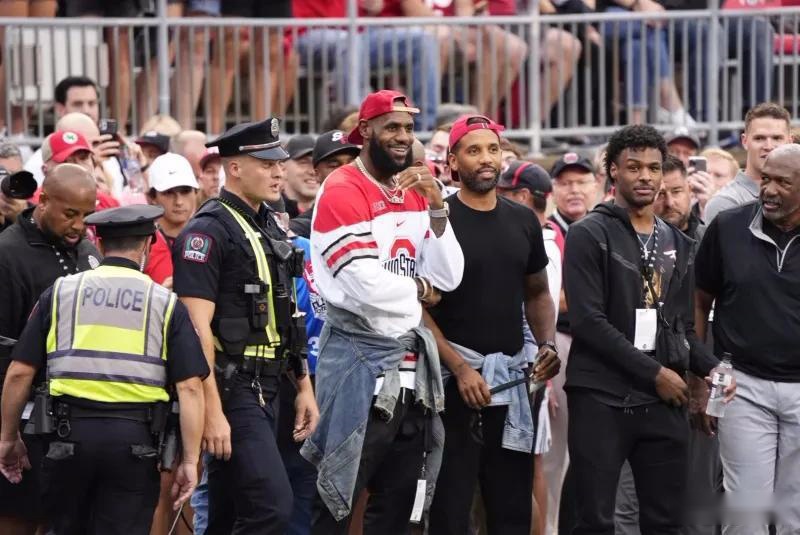 米体：国米想让邓弗里斯在意超杯半决赛对阵博洛尼亚时复出（米体：国米计划让邓弗里斯在意超杯半决赛对博洛尼亚时回归）