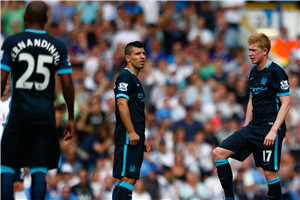 卡卢卢：斯帕莱蒂要求很高；我们可以随时切换三后卫或四后卫（卡卢卢：斯帕莱蒂要求严格，阵型可随时在三后卫与四后卫间切换）