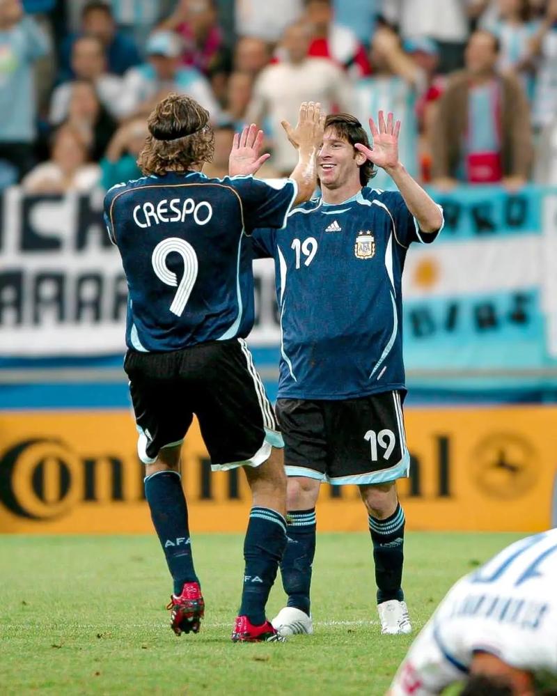 RNM退钱！印度球迷：梅西就亮相了10分钟，人都没看清，退钱！（印度球迷不满：梅西仅亮相10分钟，根本没看清，要求退款）