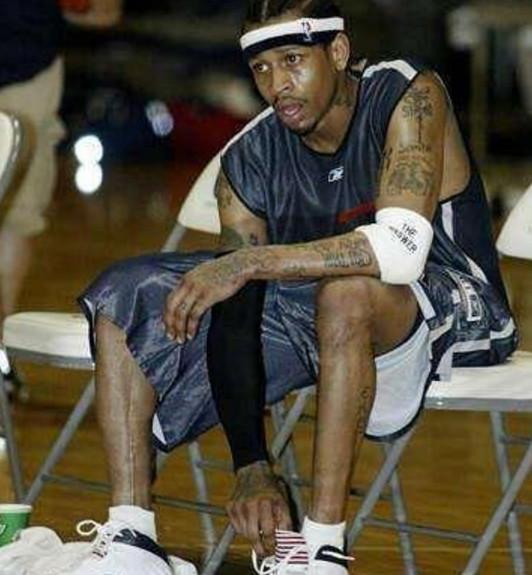 惊险一幕，马竞女足球员梅迪纳头部被膝盖撞到后失去意识（惊魂瞬间：马竞女足球员梅迪纳头部遭膝撞后当场失去意识）